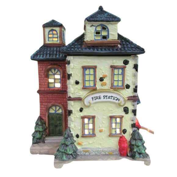 Christmas Town Village FIRE STATION Ceramic Oil Tart Melt Warmer - Picture 1 of 9